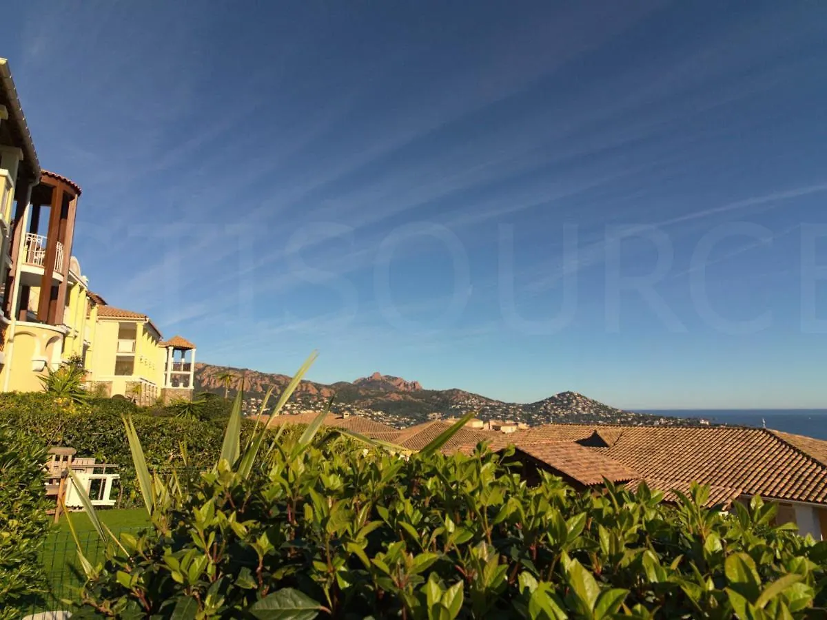 2 Pieces En Rez-De-Jardin Avec Vue Mer, Piscine Et Parking A Saint-Raphael - Fr-1-504-567 Апартаменты