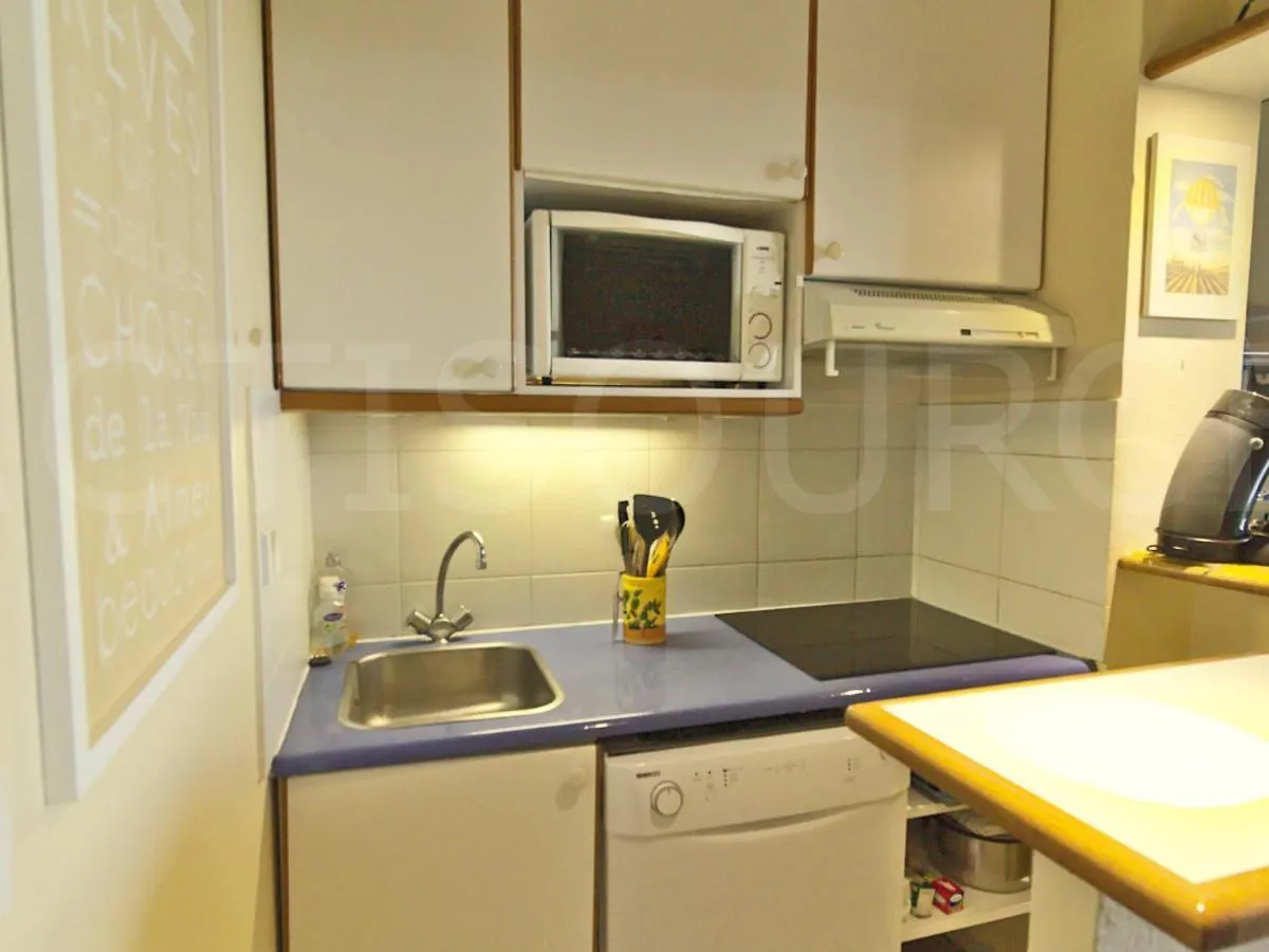 2 Pieces En Rez-De-Jardin Avec Vue Mer, Piscine Et Parking A Saint-Raphael - Fr-1-504-567