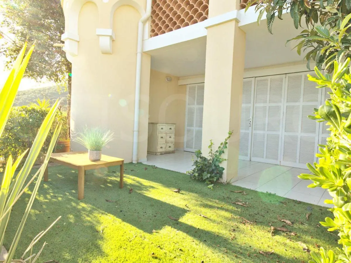 2 Pieces En Rez-De-Jardin Avec Vue Mer, Piscine Et Parking A Saint-Raphael - Fr-1-504-567 Франция