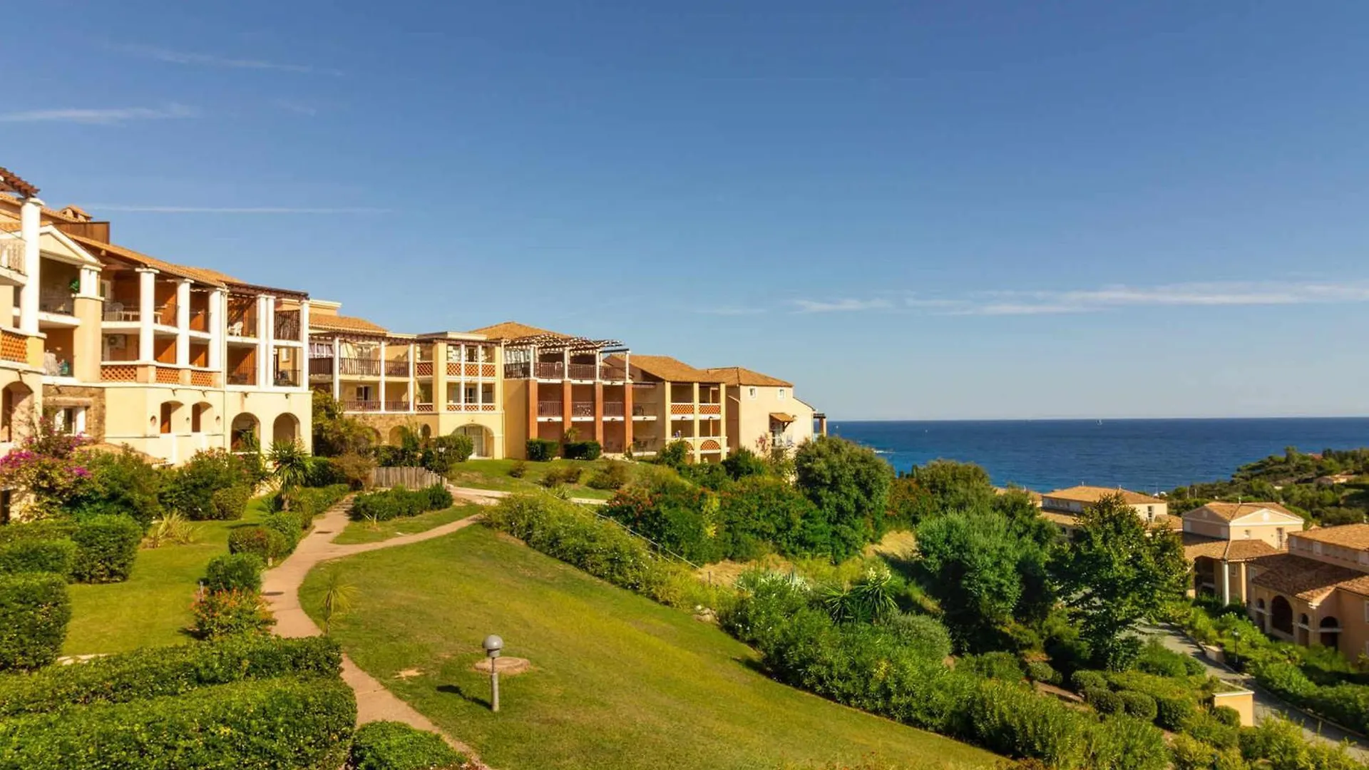2 Pieces En Rez-De-Jardin Avec Vue Mer, Piscine Et Parking A Saint-Raphael - Fr-1-504-567 Франция