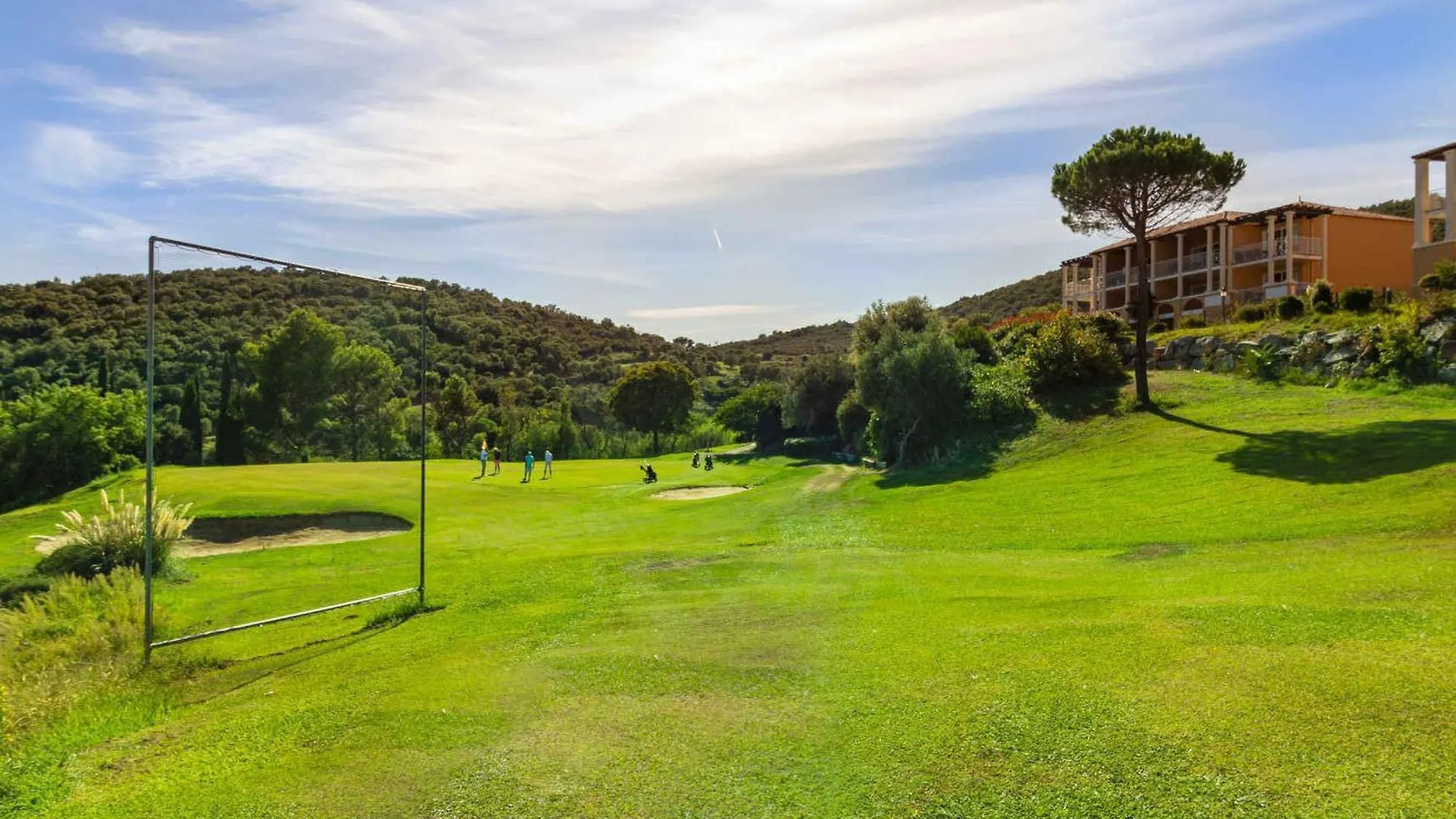 2 Pieces En Rez-De-Jardin Avec Vue Mer, Piscine Et Parking A Saint-Raphael - Fr-1-504-567 0*, Сен-Рафаэль Франция